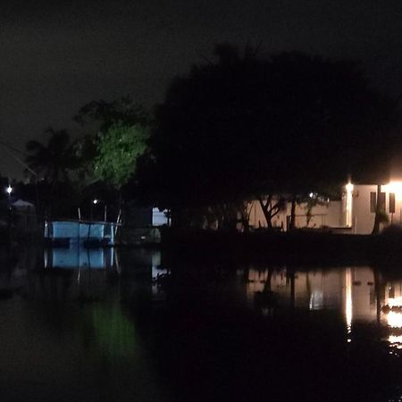 Pradeep'S Backwater Villa Коччи Экстерьер фото